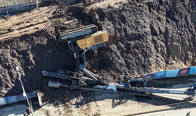Maltepe'de istinat duvarı güçlendirme çalışmasında iş makinesi devrildi