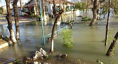Manavgat Irmağı taştı, kenarındaki işletmeler sular altında kaldı