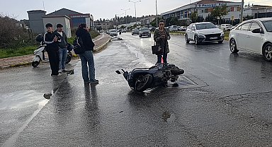 Manavgat'ta otomobille çarpışan motosikletli yaralandı
