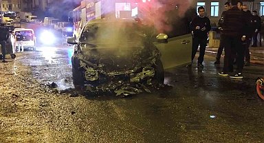 Manavgat'ta seyir halindeki otomobil alev alev yandı