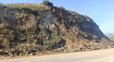 Manavgat'ta yol güvenliğini tehdit eden dev kaya parçalanıp kaldırıldı