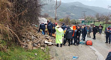 Manisa'da aşırı yağmurlardan istinat duvarı çöktü: 1 ölü