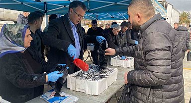 Manisa'da belediyenin ikramı 8 ton hamsi 1 saatte tükendi