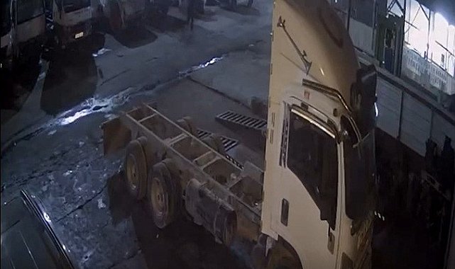 Manisa'da çalınan araç İzmir'de bulundu: Hırsızlık anı kamerada