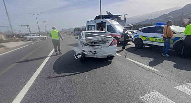 Manisa'da iki otomobil çarpıştı: 2'si çocuk 5 yaralı