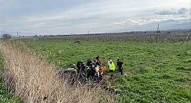 Manisa'da otomobil tarlaya uçtu: 2 yaralı