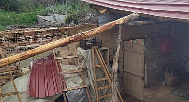 Manisa'da sağanak ve fırtına çatıları uçurdu