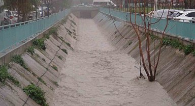 Manisa'da sağanak yağış etkili oluyor