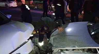 Mardin'de iki otomobil çarpıştı, 6 kişi yaralandı