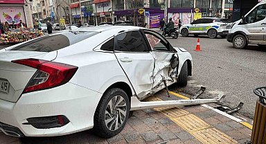 Mardin'de otomobiller çarpıştı: 2 yaralı