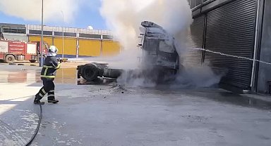 Mardin'de park halindeki tırın çekicisi yandı