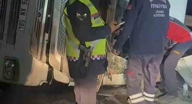 Mardin'de pet şişe yüklü tır devrildi: 1 yaralı