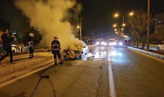 Mardin'de seyir halindeki otomobil alevlere teslim oldu