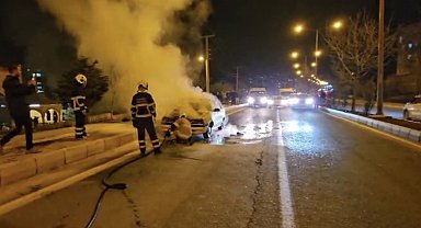 Mardin'de seyir halindeki otomobil alevlere teslim oldu