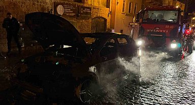 Mardin'de seyir halindeki otomobilde çıkan yangın söndürüldü