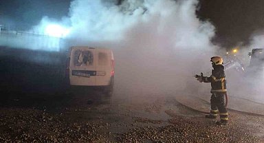 Mardin'de seyir halindeki ticari araç alevlere teslim oldu