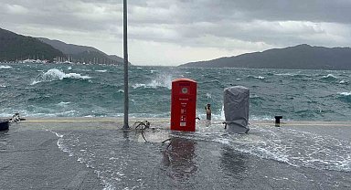 Marmaris'te şiddetli rüzgar denizi taşırdı