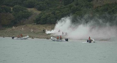 Mehmetçik Çanakkale'de "Durgun Sulardan Geçiş Eğitimi" gerçekleştirdi
