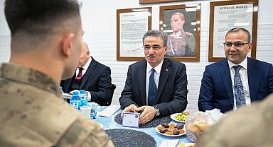 Mehmetçikle iftar yaptılar