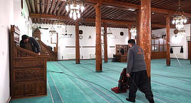 Melikgazi'de camiler Ramazan için temizleniyor