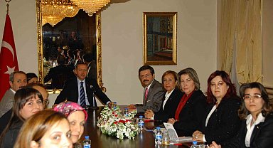 Memurluğu bıraktı, şimdi dünya markalarına gelinlik dikiyor