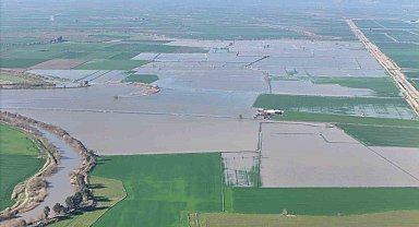 Menderes taştı, yüzlerce dönüm sular altında kaldı