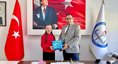 Menteşeli Azra İstiklal Marşı okuma yarışmasında Türkiye birincisi oldu