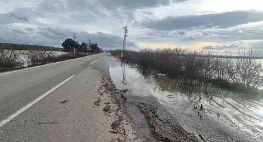Meriç Nehri taştı, sedde patladı: Karayolu sular altında