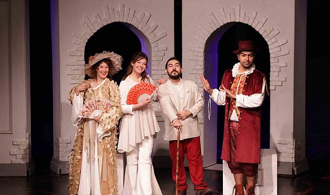 Merkezefendi Kent Tiyatrosu yeni oyunu 'Biz Aşık Değiliz' ile sahnede