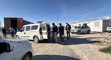 Mermer yüklü tırda gizlenen 4 kaçak göçmen yakalandı