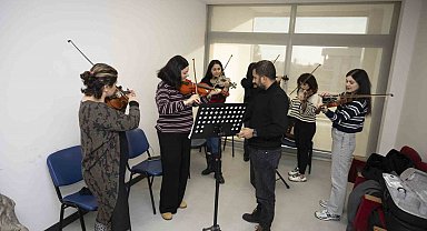 Mersin Büyükşehir Belediyesinin ücretsiz enstrüman kurslarına yoğun ilgi