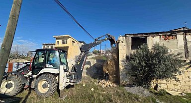 Mersin'de çökme riski taşıyan metruk bina yıkıldı