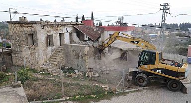 Mersin'de metruk bina kontrollü şekilde yıkıldı