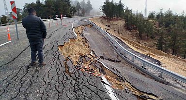 Mersin'de şiddetli yağışta yolda 2 metrelik çukur oluştu