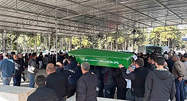 Mersin'deki kazadan acı hikaye: İkizleri ölüm ayırdı, 3 cenaze yan yana defnedildi