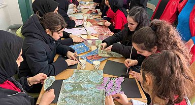 Meslek Lisesi'nde ebru kolajı atölyesi düzenlendi