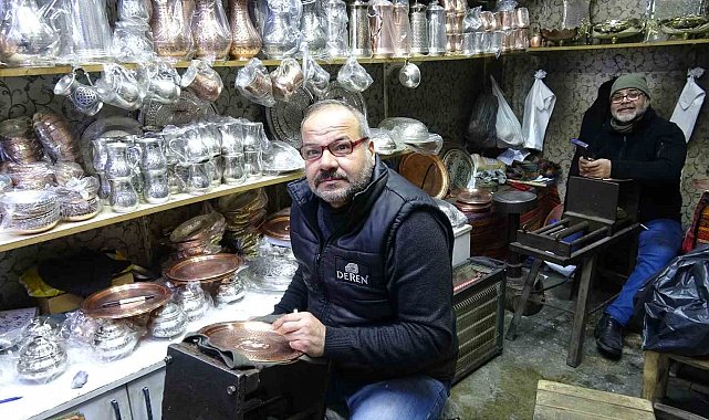 Meslektaş dayı yeğen 44 yıldır birlikte bakır işliyor