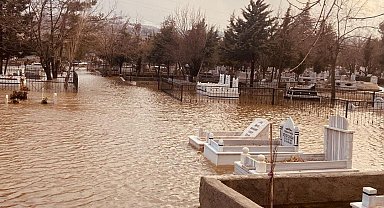 Mezarlık sular altında kaldı