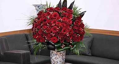 MHP lideri Bahçeli, Cumhurbaşkanı Erdoğan'a 72 gül ve özel tasarım tablo gönderdi