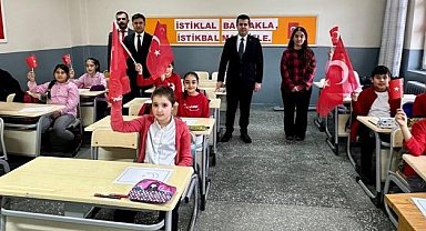 Mihalıççık'ta ilk ders 'Bayrak Sevgisi' oldu