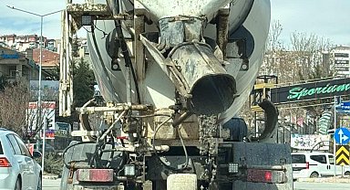 Mikserden taşan beton, asfalt yola döküldü
