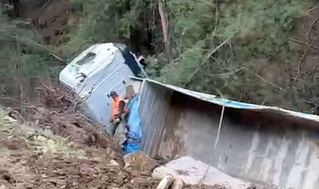 Milas'ta tır şarampole devrildi: 1 yaralı