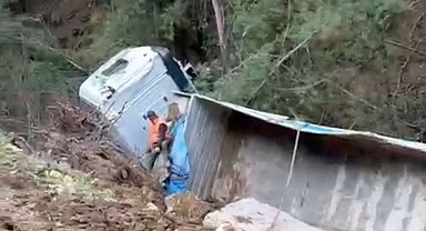 Milas'ta tır şarampole devrildi: 1 yaralı