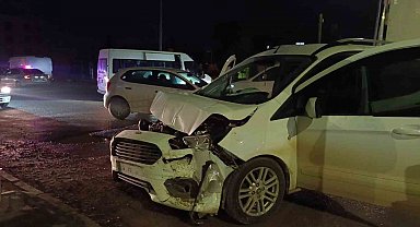 Minibüs ile hafif ticari araç çarpıştı: 1 yaralı