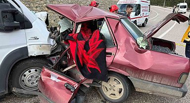 Minibüs ile otomobil kafa kafaya çarpıştı: 2 ölü, 4 yaralı