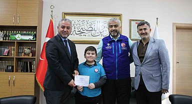 Minik Alparslan kumbarasını Kur'an Kursu için açtı