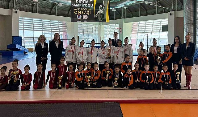 Minik cimnastikçilerden Özay Gönlüm'e vefa