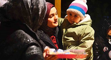 Minik Hümeyra'ya umut olmak için evinin önünde sürpriz yaptılar