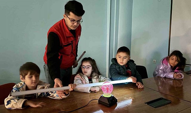 Minikler 'Tesla Bobini' ile bilimin izini sürdü