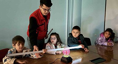 Minikler 'Tesla Bobini' ile bilimin izini sürdü